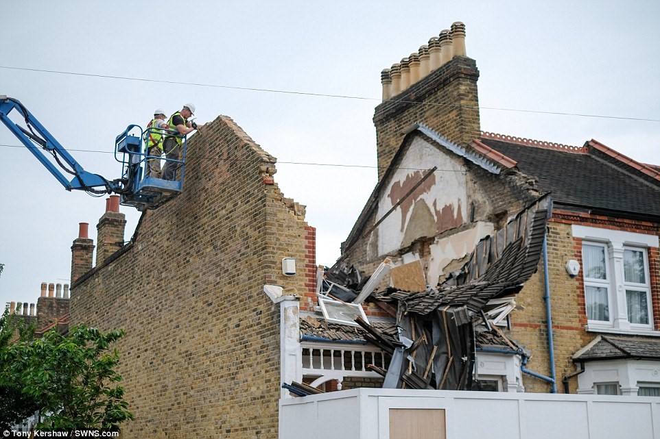 neighbours builder damage home