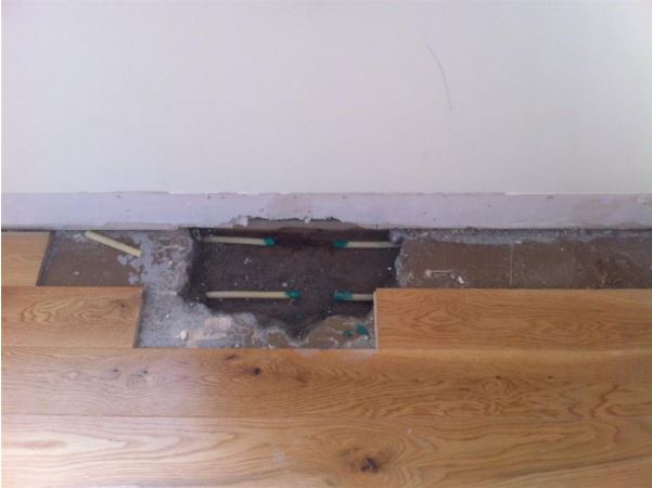 Trace and access of an underfloor leak